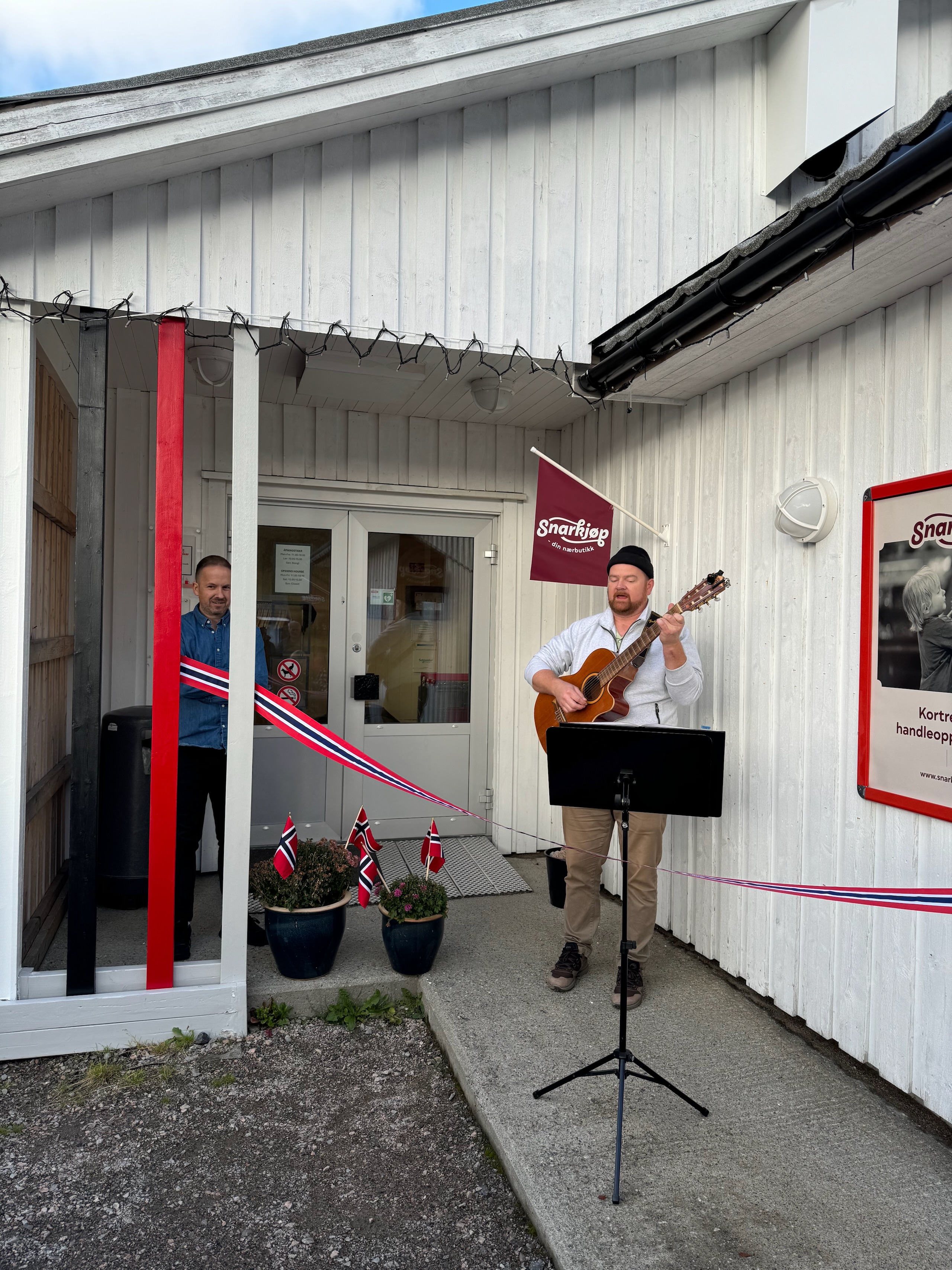 Sturla Jensen stod for det musikalske innslaget med hyllest til butikkdriverne