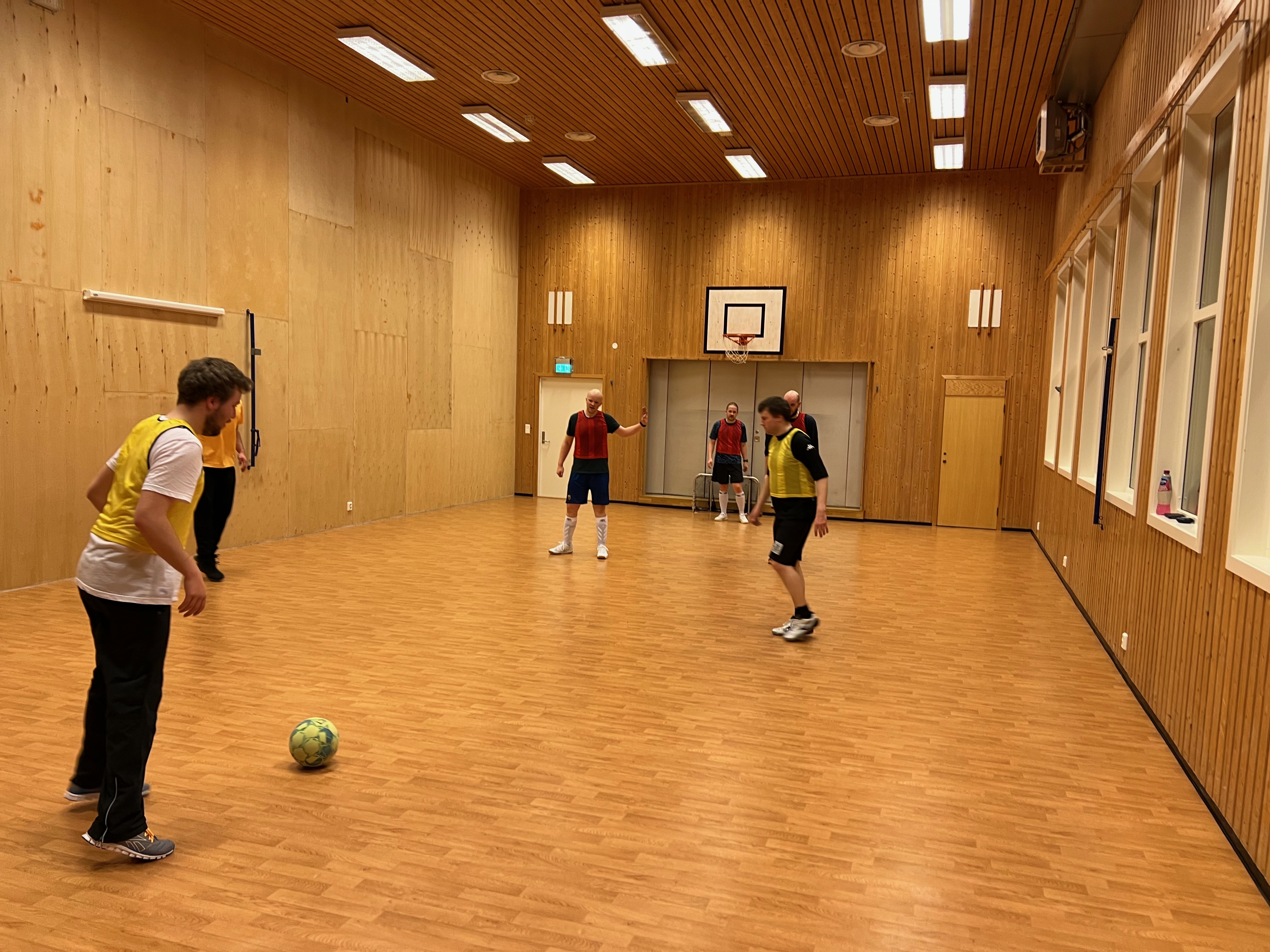 Rødt lag (Daniel, Tony og Remi) i kamp mot gult lag (Andrey, Even og Halle)