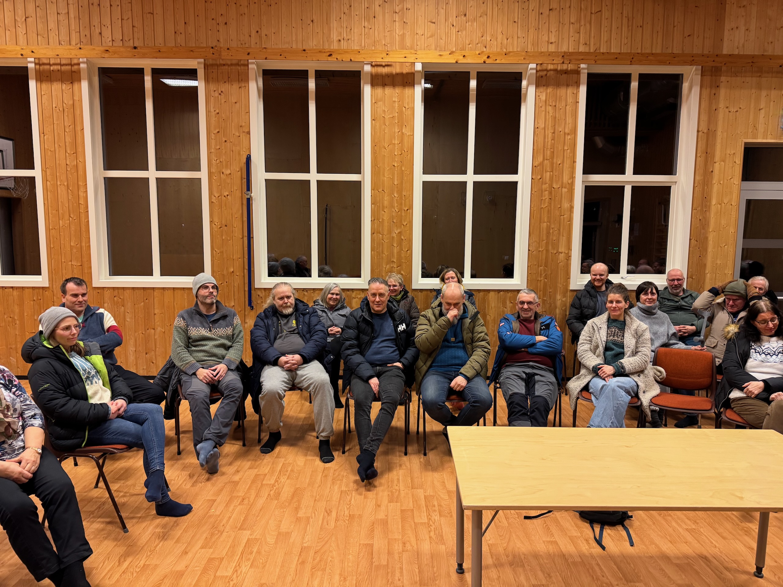 De fremmøtte smilte velvillig til fotografen